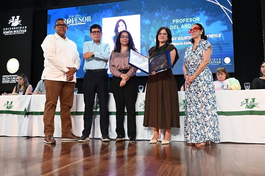 Nataly Galán Freyle recibe la distinción como Profesora del Año junto a Sonia Falla Barrantes, Arlen Consuegra Machado, Ignacio Consuegra Bolívar y Luis Ortiz.